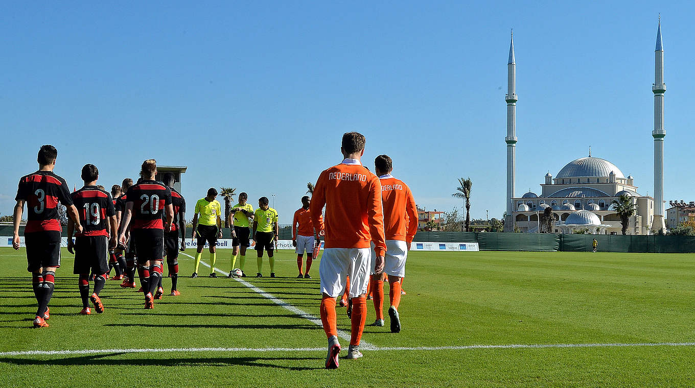 Traumhafte Kulisse: Die Teams betreten bei besten Wetter den Rasen © 2015 Getty Images