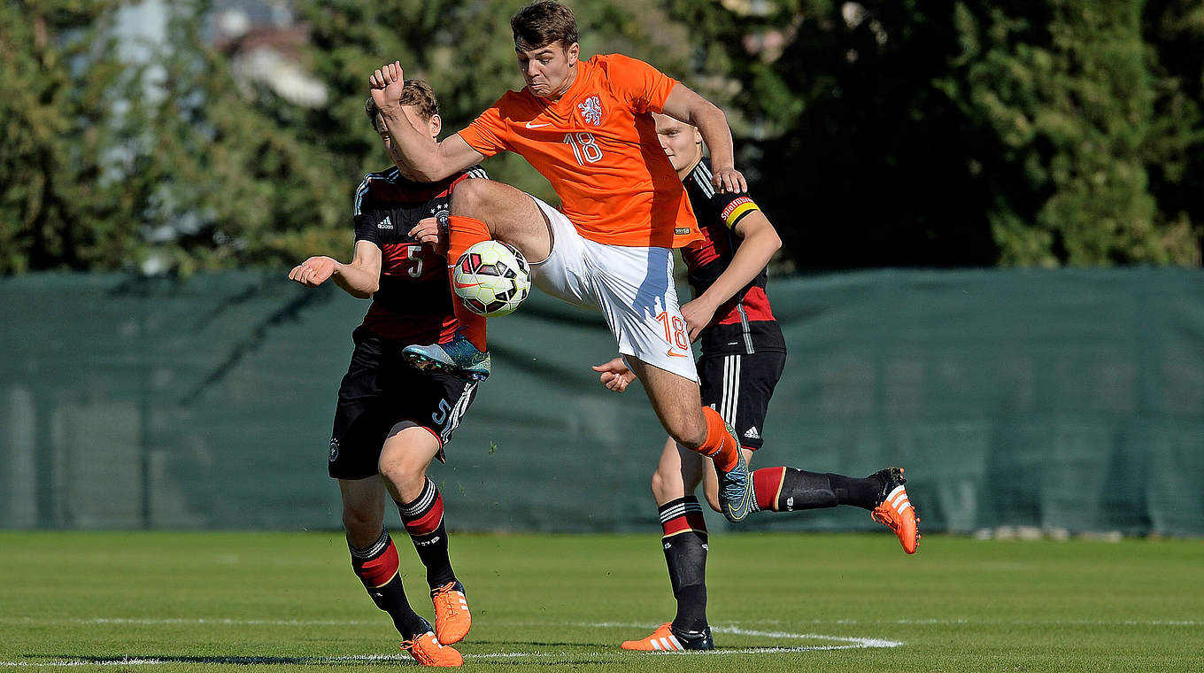 Vor Paul Jaeckel (l.) am Ball: Kai Koreniuk vom Oranje-Nachwuchs © 2015 Getty Images