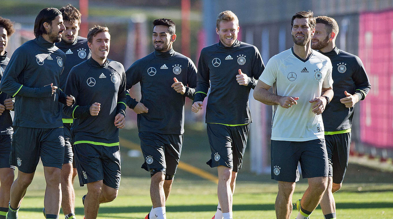 Löw über Khedira (l.): "Er hat im Training einen guten, aggressiven Eindruck gemacht" © GES/Sebastian Widmann