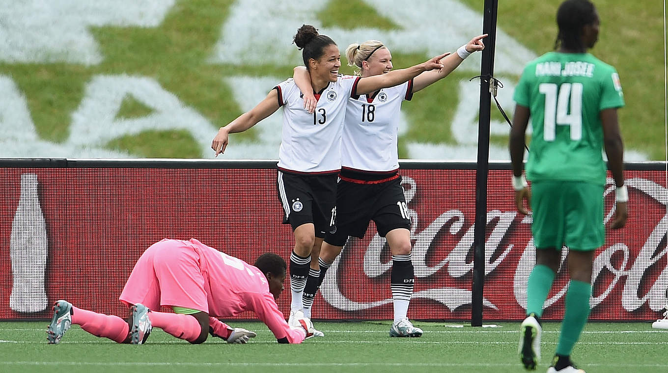 Sechs WM-Tore 2015: Sasic (2.v.l.) feiert mit Popp ihren Treffer gegen die Elfenbeinküste © 2015 Getty Images