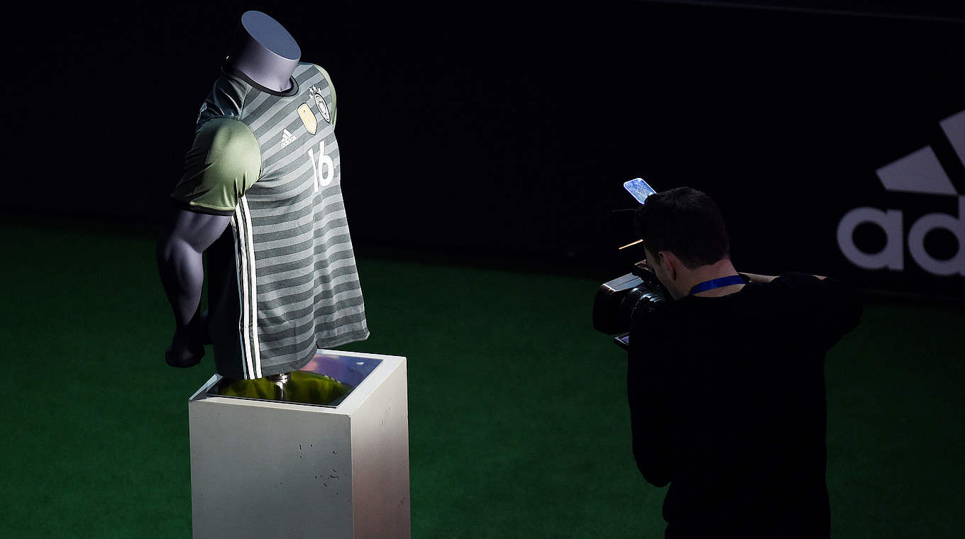 Im Fokus der Fotografen und Fans: das neue Auswärtstrikot der Nationalmannschaft © 2015 Getty Images