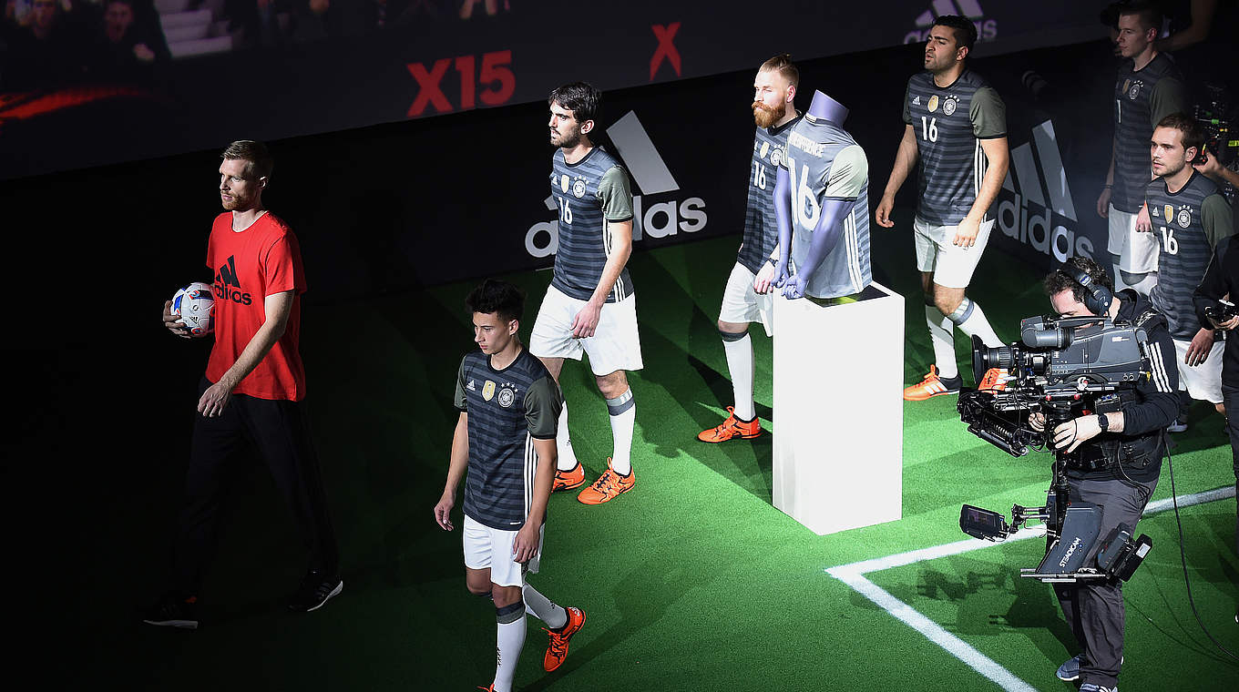 Trikotpräsentation mit Mertesacker (l.): der Weltmeister bei der adidas-Show in Paris © 2015 Getty Images