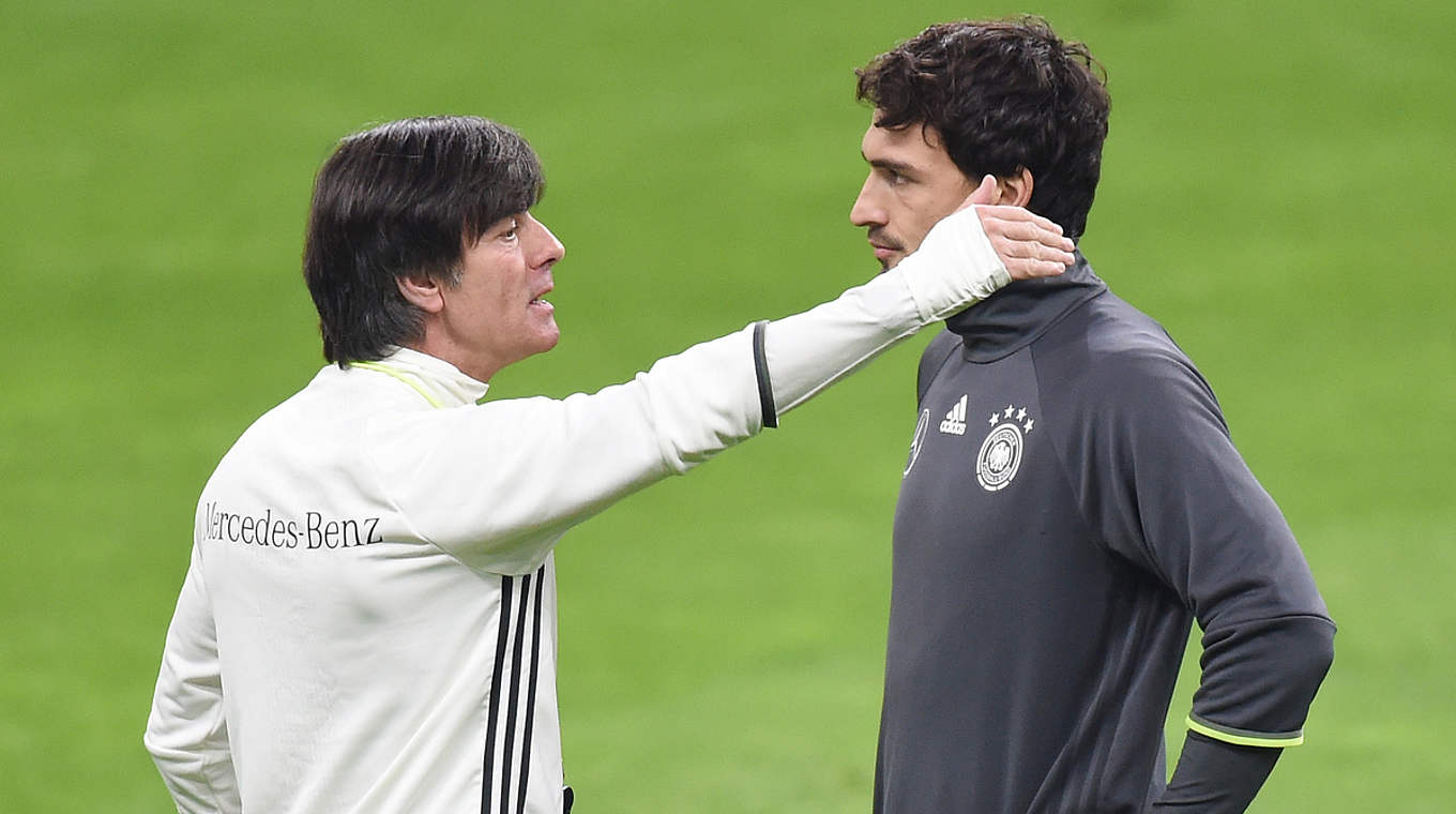 Hör mir zu: Joachim Löw (l.) spricht mit Innenverteidiger Mats Hummels © GES/Markus Gilliar