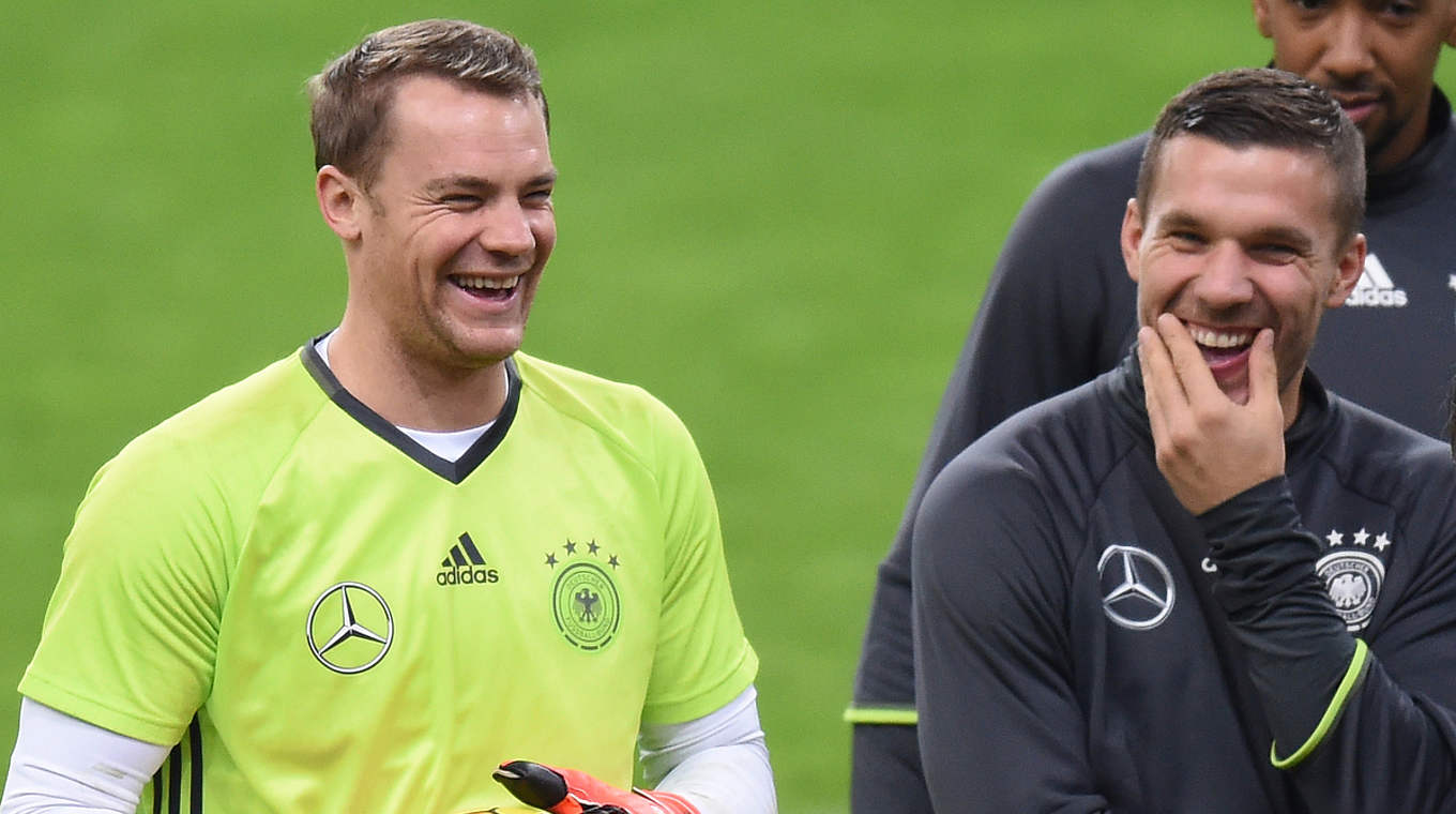 Keine Spur von schlechter Laune: Manuel Neuer (l.) und Lukas Podolski © GES/Markus Gilliar