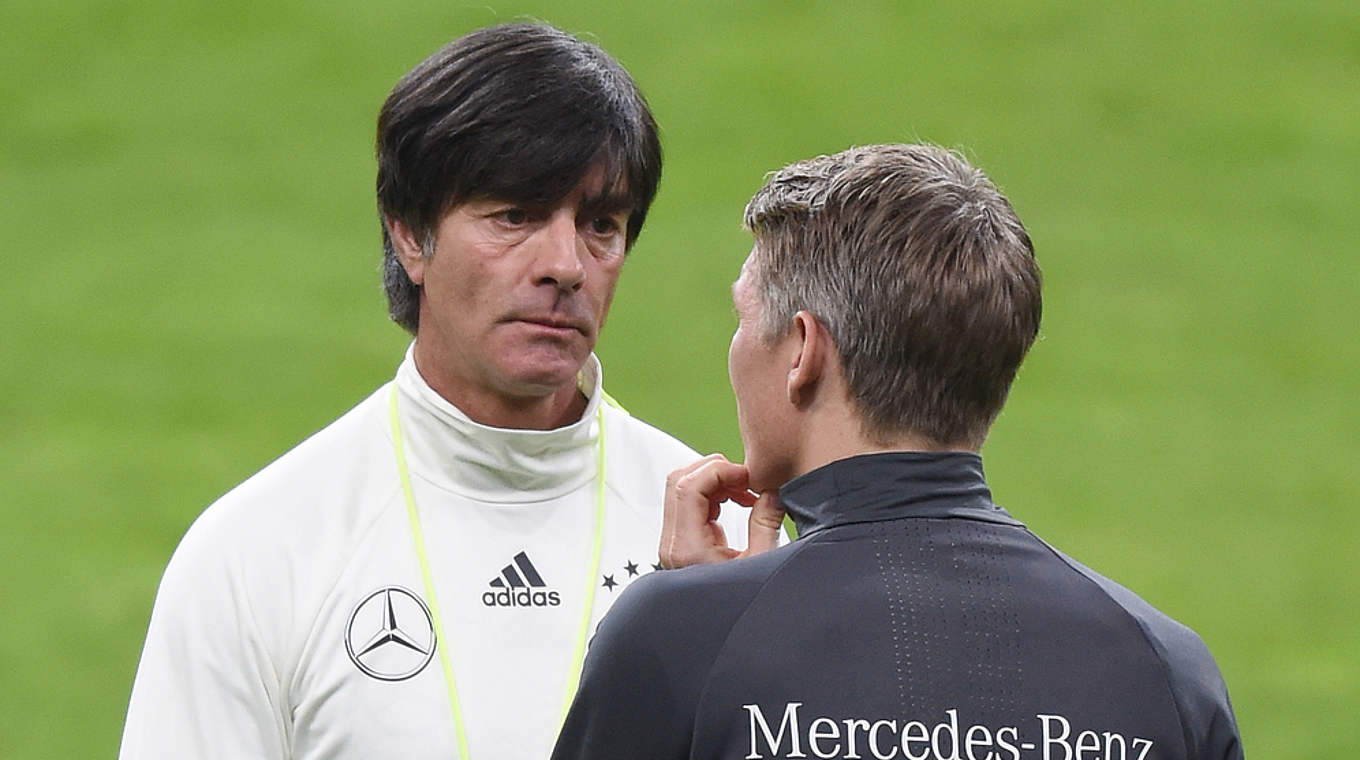 Der Trainer und sein Kapitän: Joachim Löw (l.) und Bastian Schweinsteiger  © GES/Markus Gilliar