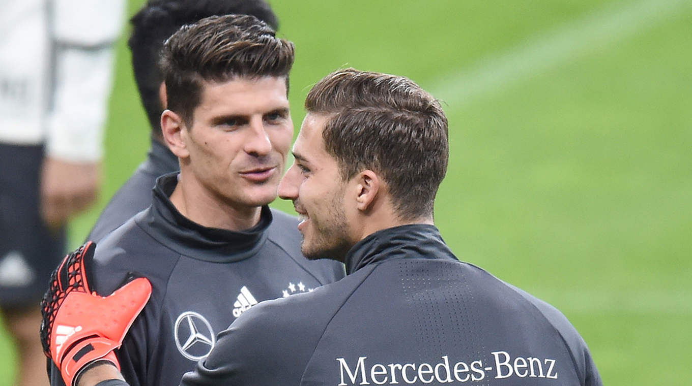 Im Gespräch: Mario Gomez und Kevin Trapp © GES/Markus Gilliar