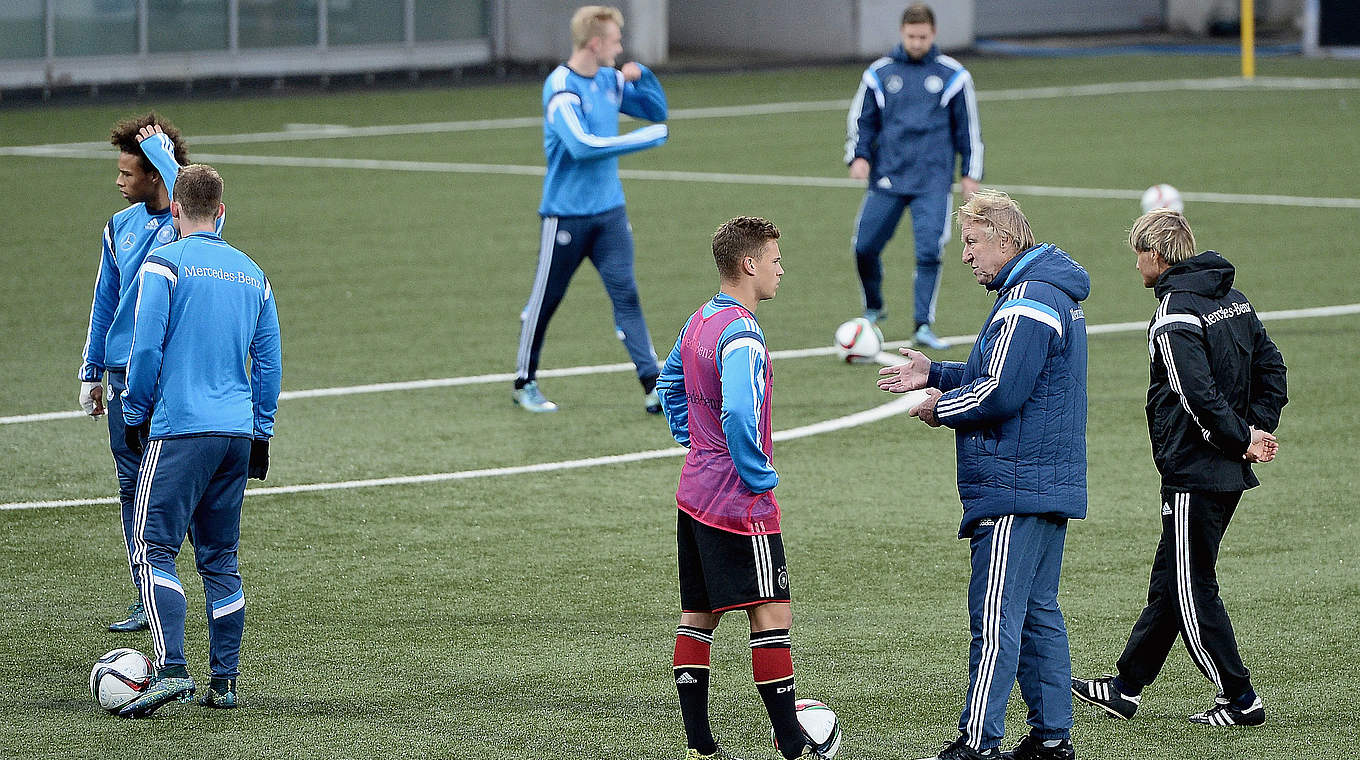 Horst Hrubesch talks to Bayern's Joshua Kimmich as the players prepare for Azerbaijan © 2015 Getty Images