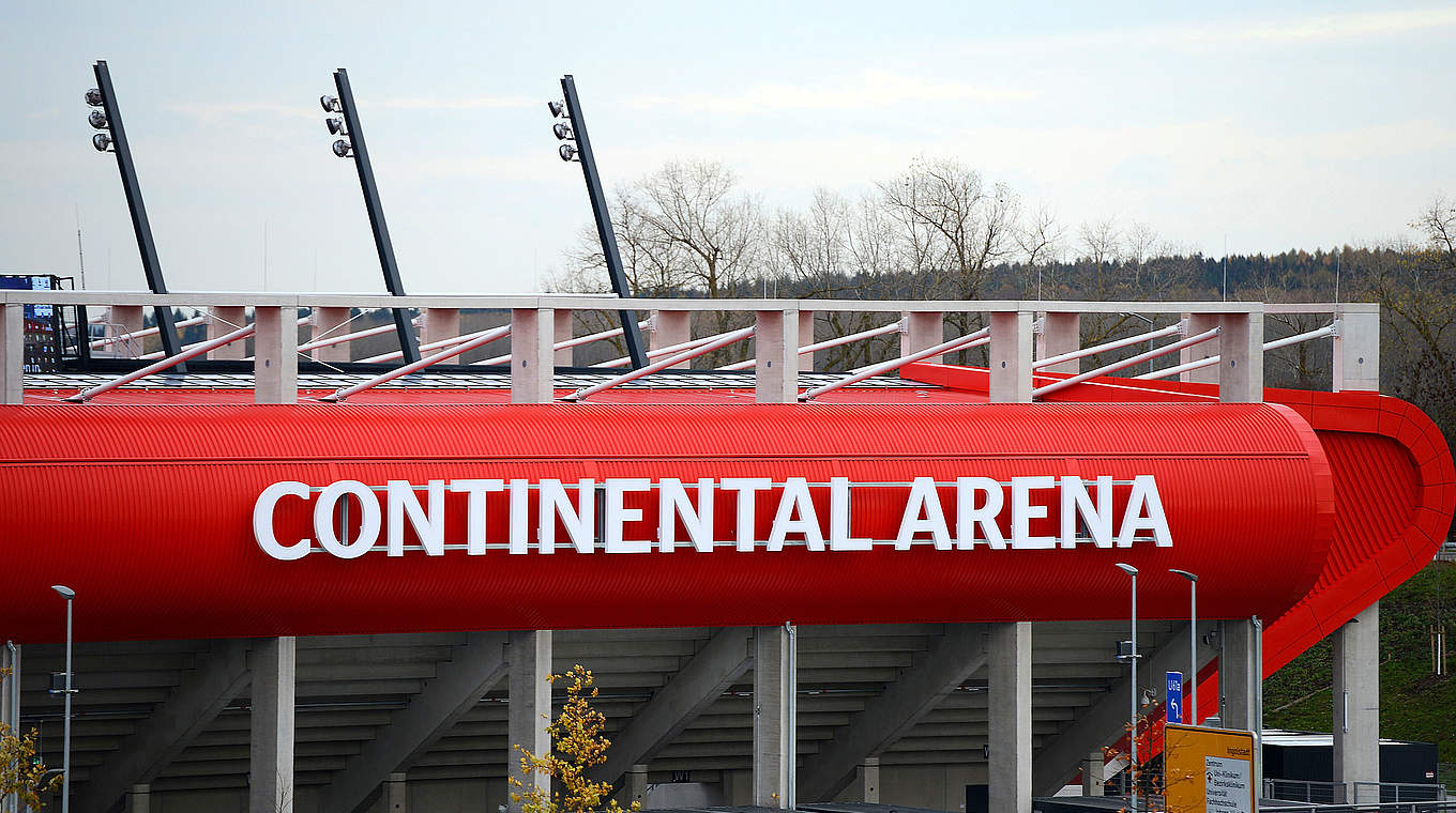 "Ein Schmuckkästchen": Die Continental Arena in Regensburg ist ausverkauft © 2015 Getty Images