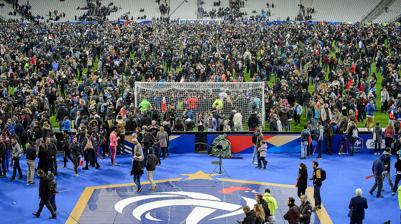 Nach dem Spiel: Zahlreiche Fans harren im Innenraum des Stade de France aus © imago/photoarena/Eisenhuth