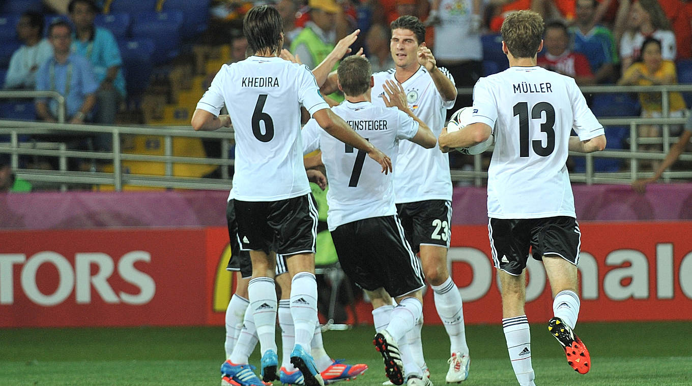 Großer Jubel: Gomez und Co. feiern das 2:1 gegen die Niederlande bei der EURO 2012 © 2012 AFP