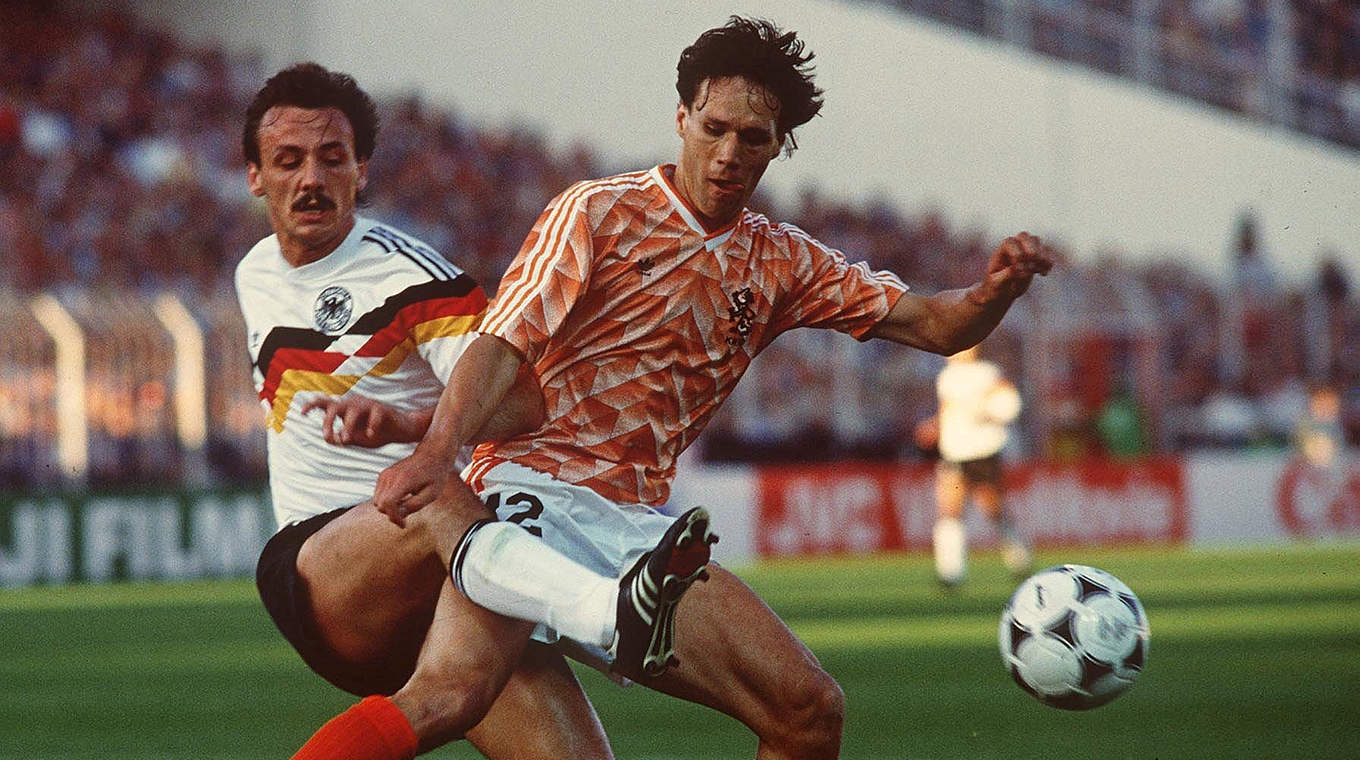 Der entscheidende Moment: Bei der EURO 1988 entkommt van Basten (r.) Kohler © Getty Images