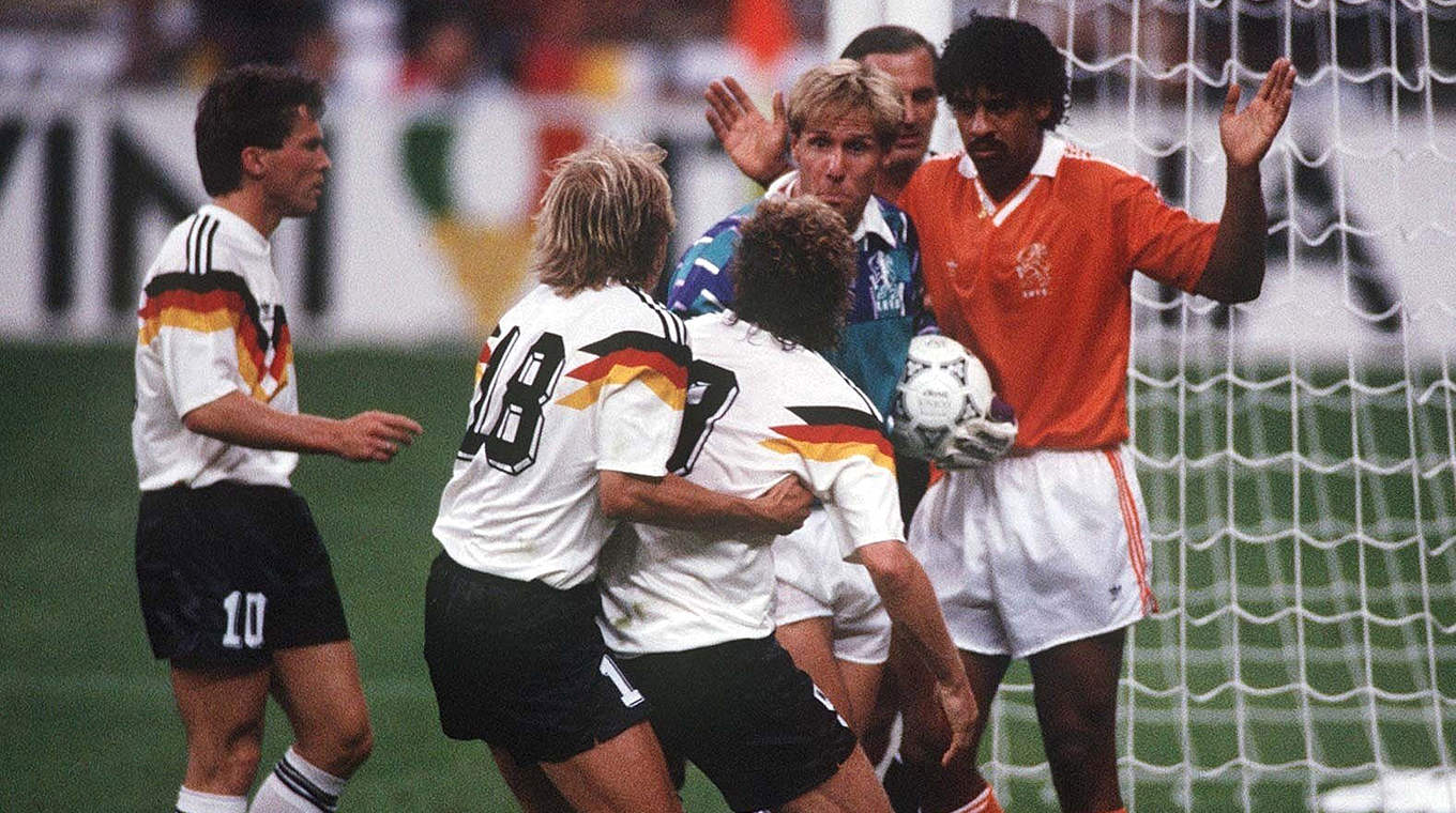 Erhitzte Gemüter: Völler und Rijkaard geraten beim WM-Achtelfinale 1990 aneinander © Getty Images