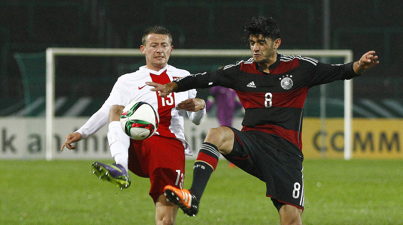 Dahoud battles for the ball during the 0-0 draw © 2015 Getty Images