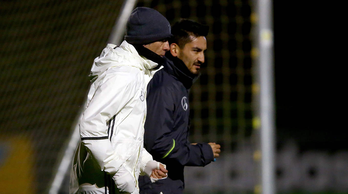 Gespräche beim Training: Gündoğan (r.) mit Bundestrainer Löw © 2015 Getty Images