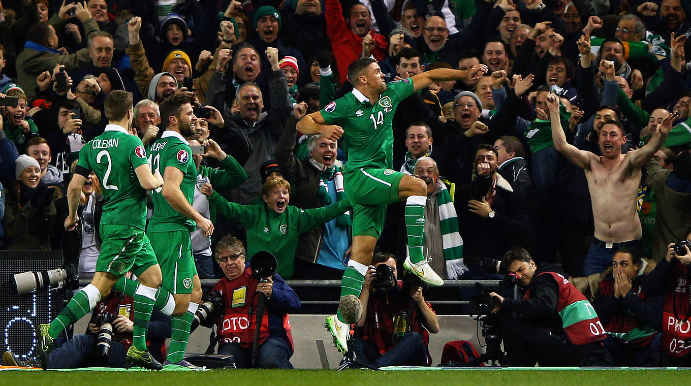 Tosender Applaus: Jonathan Walters (r.) macht Irlands Fans glücklich © 2015 Getty Images