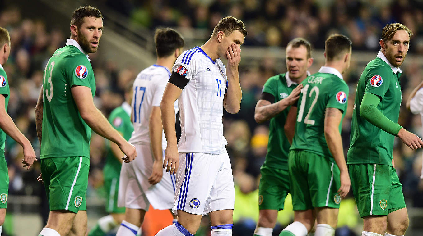 Enttäuscht: Edin Dzeko (3.v.l.) verpasst mit Bosnien die EURO © 2015 Getty Images