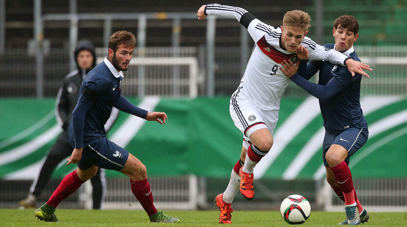 Leandro Putaro takes on two France players.  © 2015 Getty Images