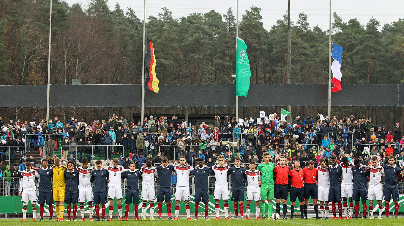 Both sides took part in a minute of silence before the match.  © 2015 Getty Images