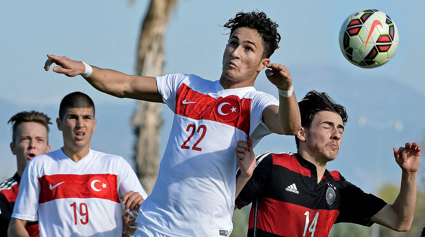 Auch in der Luft wurde kein Ball hergegeben: Alperen Sahin setzt sich im Kopfballduell gegen Angelo Rinaldi (r.) durch © 2015 Getty Images