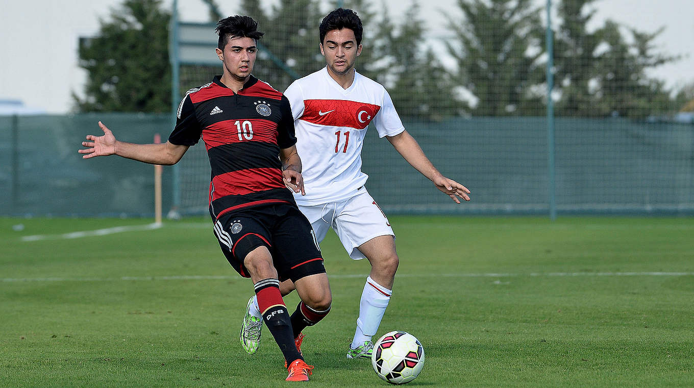 Am Ende kann sich kein Team entscheidend durchsetzen: Beyhan Ametov (l.) im Zweikampf mit Kerem Bulut © 2015 Getty Images