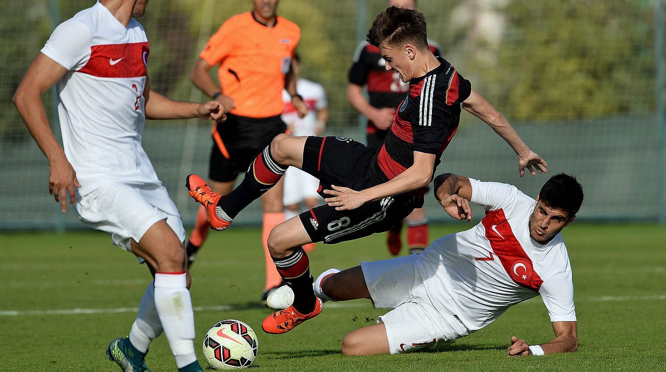 Ein körperbetontes Spiel: Mehmet Yesil (r.) holt Felix Beiersdorfer unsanft von den Beinen  © 2015 Getty Images