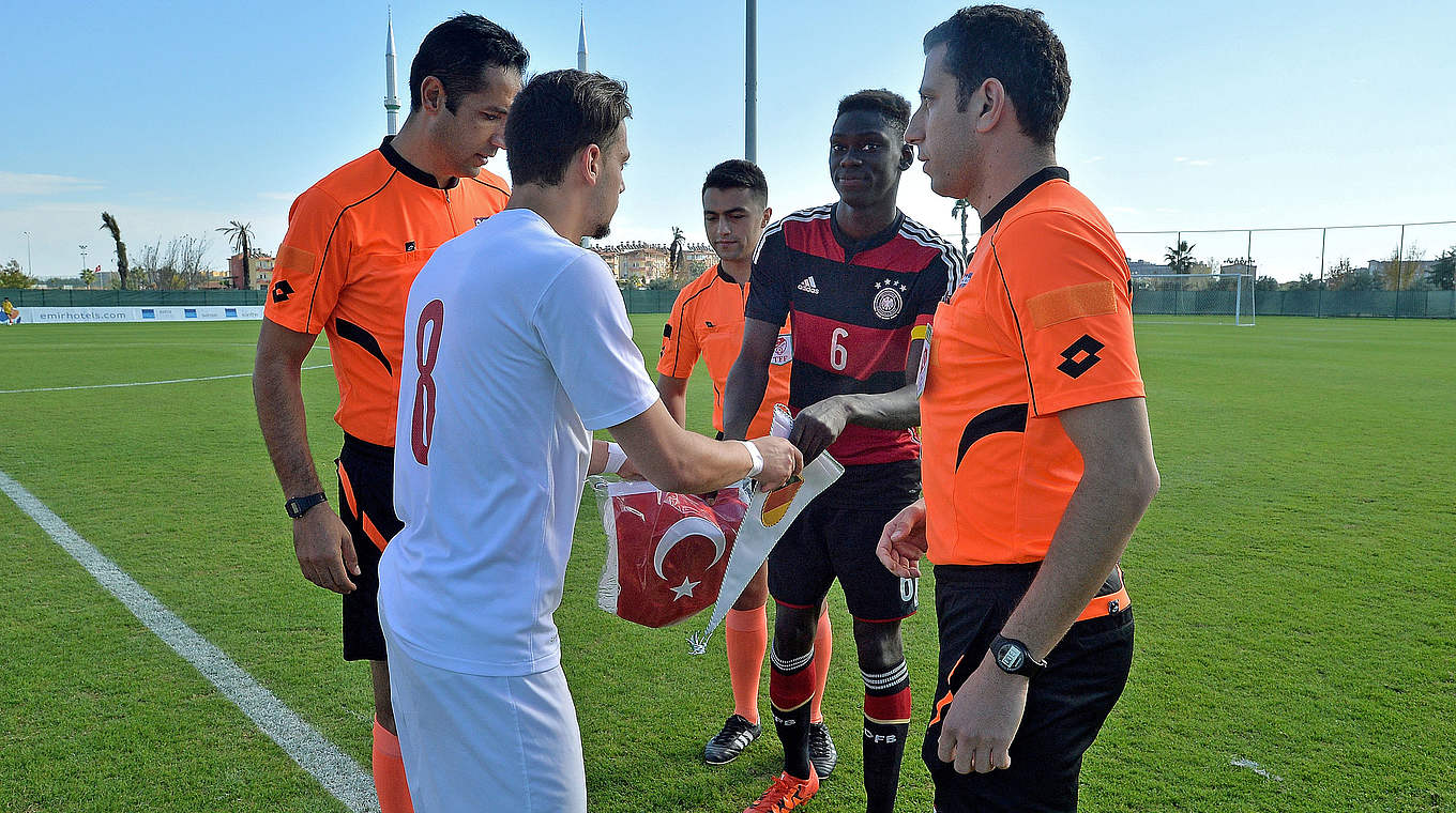 Die jeweiligen Mannschaftskapitäne begrüßen sich am Mittelkreis: Özer Özdemir (2.v.l.) und Idrissa Toure (2.v.r.) © 2015 Getty Images