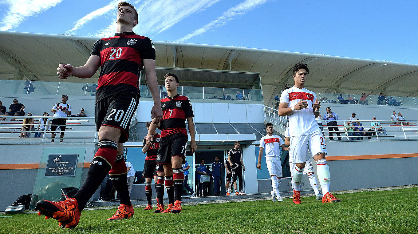 Die Mannschaften betreten das Feld: zum Abschluss des Vier-Nationen-Turniers trifft die deutsche U 18 auf den Gastgeber aus der Türkei © 2015 Getty Images