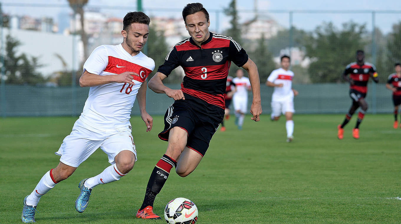 Das Spiel bietet vom Start weg viel Tempo: Volkan Ergi im Laufduell mit Dominik Franke (r.) © 2015 Getty Images