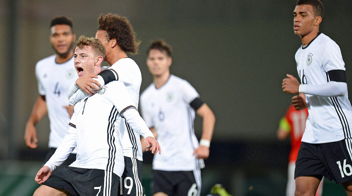 Schalker-Jubel: Max Meyer (2.v.l.) führt die U 21 zum 4:2-Sieg gegen Österreich © 2015 Getty Images
