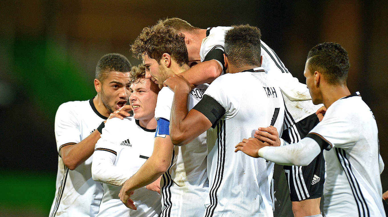 Gemeinsamer Jubel: Die DFB-Auswahl freute sich über eine starke Leistung © 2015 Getty Images