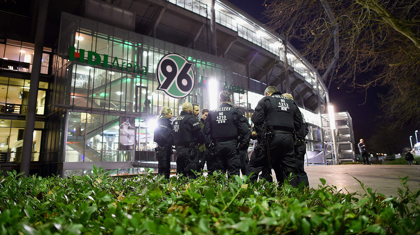 Einsatz vor der HDI Arena in Hannover - das Länderspiel gegen Holland ist abgesagt © 2015 Getty Images