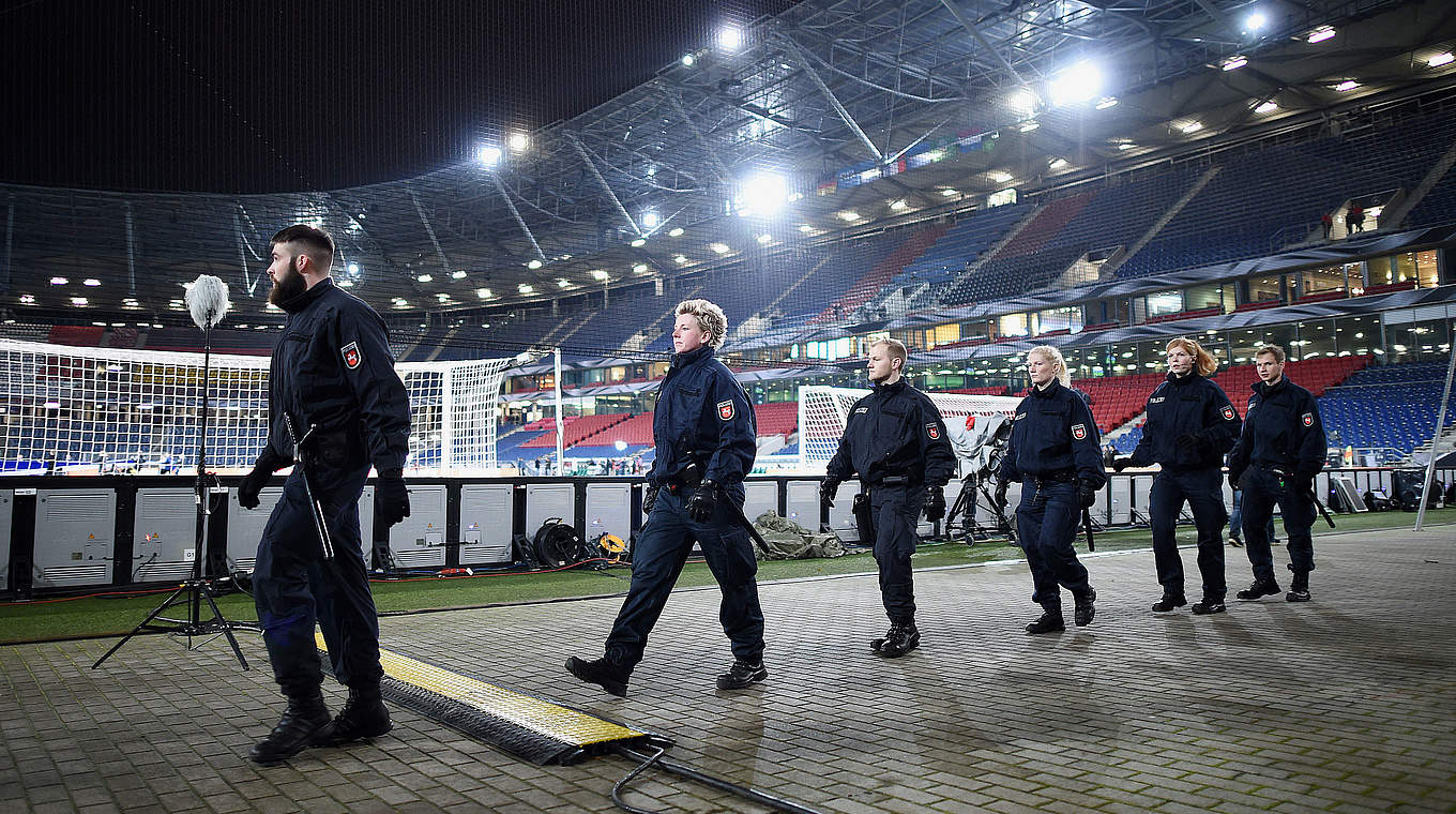 No fans, just police in the HDI-Arena © 2015 Getty Images