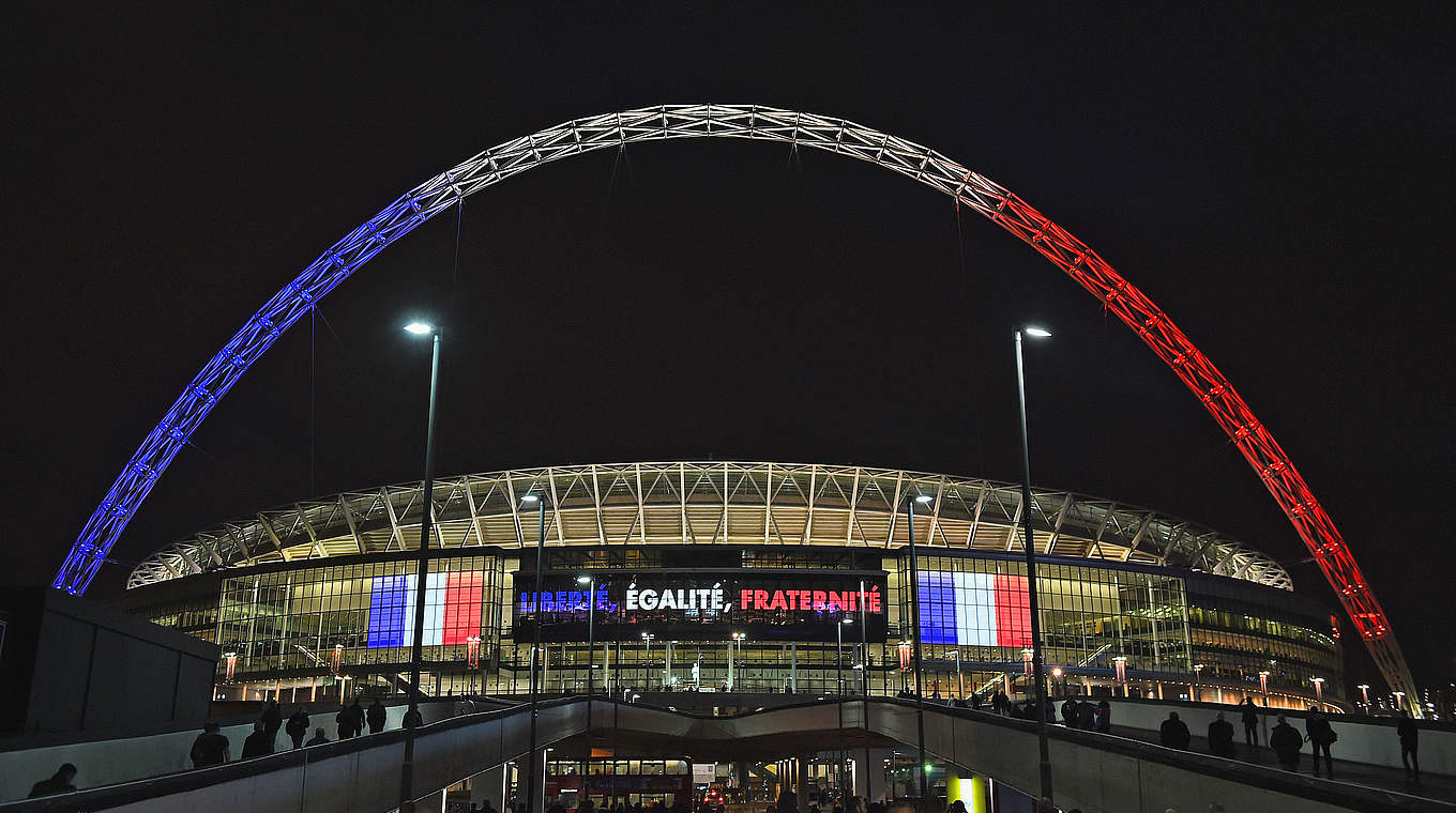 Gedenken an Paris: Wembley erstrahlt in den französischen Nationalfarben © 2015 Getty Images