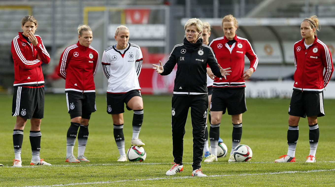 Geben exklusive Einblicke für die Fans: Bundestrainerin Silvia Neid (M.) und das DFB-Team © 2015 Getty Images