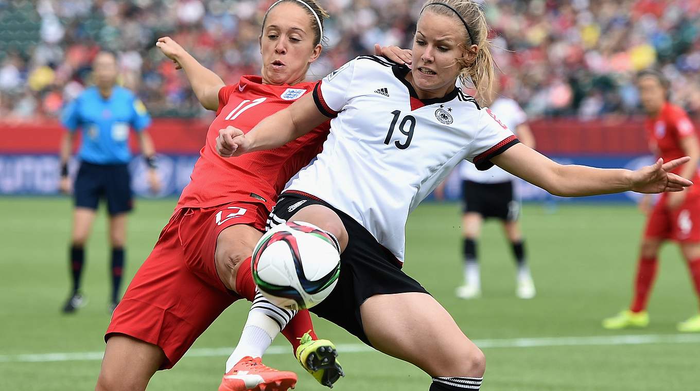 Tanz um den Ball: Lena Petermann mit Jo Potter bei der WM 2015 © Getty Images