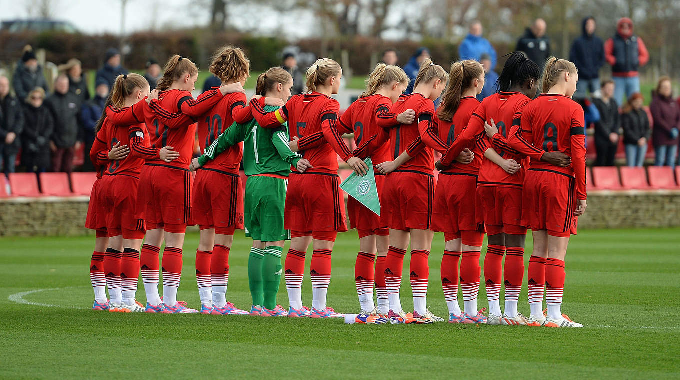 Schweigeminute für die Paris-Opfer: die U 16-Juniorinnen in England © 2015 Getty Images