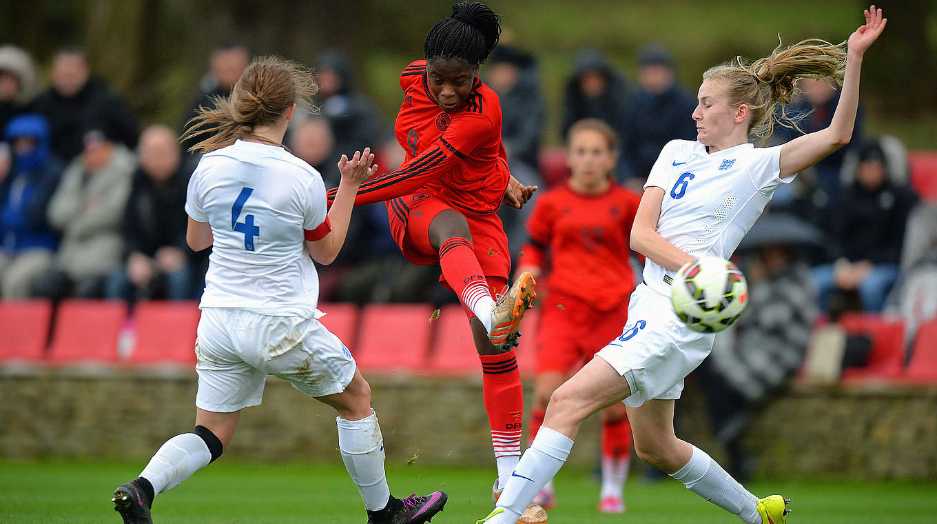 Treffsicher: Nicole Anyomi (M.) © 2015 Getty Images