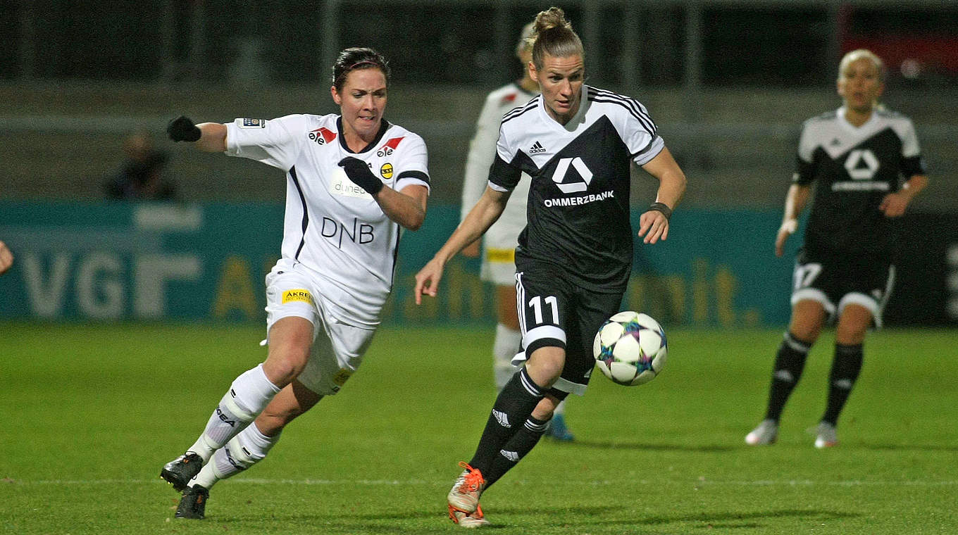 Duell um den Ball: Simone Laudehr (r.) und ihre norwegische Gegenspielerin © Alfred Harder