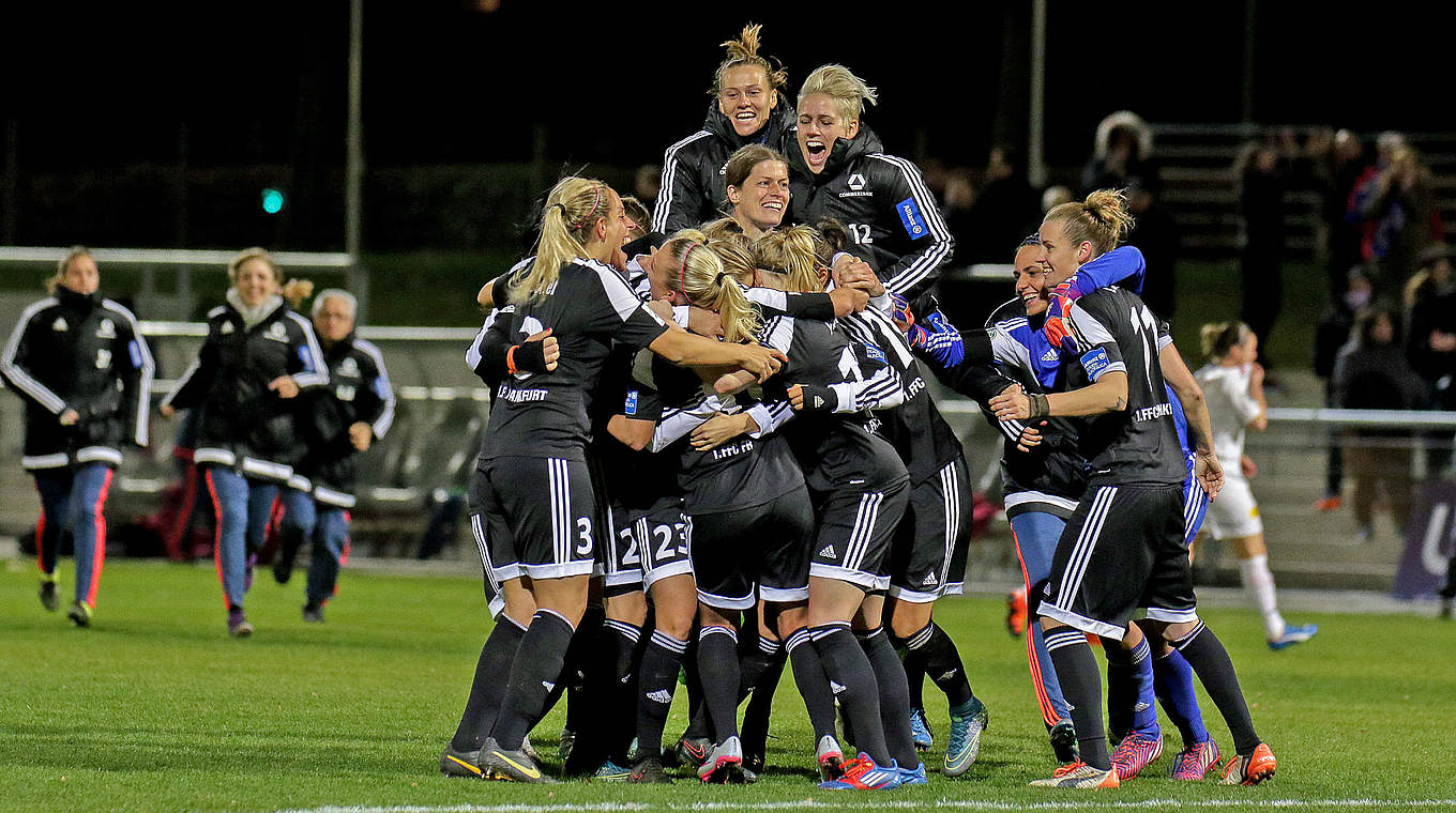 Jubeltraube nach dem Elferkrimi: Der 1. FFC Frankfurt darf feiern © Jan Kuppert