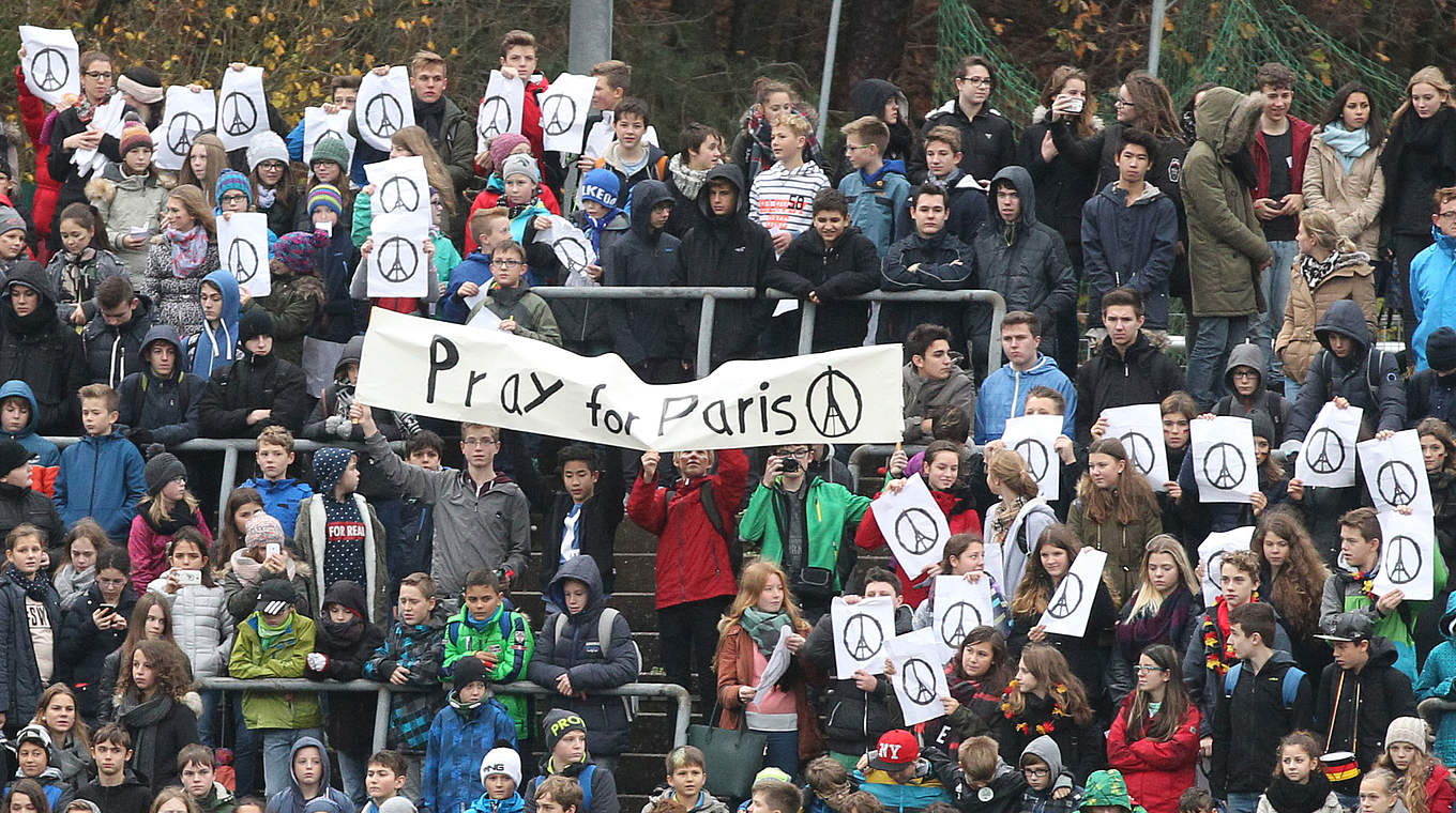 Auch die Fans zeigten ihre Verbundenheit mit Frankreich und speziell mit den Opfern von Paris. © 2015 Getty Images