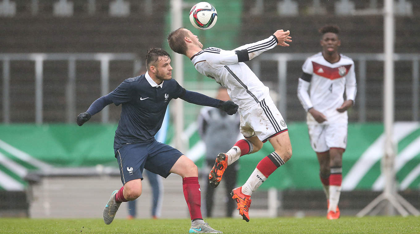 Max Besuschkov (r.) mit einer starken Ballannahme im Zweikampf mit Romain Perraud. © 2015 Getty Images