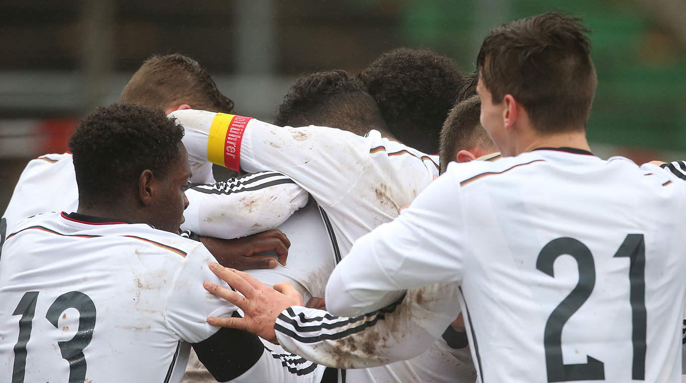 Die Mannschaft bejubelt den Siegtreffer zum 3:2 in der Nachspielzeit. © 2015 Getty Images