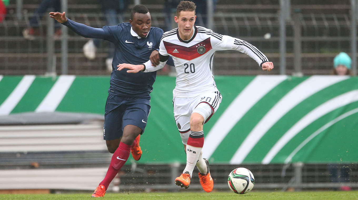 Die deutsche Mannschaft drehte allerdings in den letzten Minuten noch einmal auf und konnte die Franzosen unter Druck setzen. Hier Phil Neumann (r.) im Zweikampf mit Thierry Ambrose.  © 2015 Getty Images