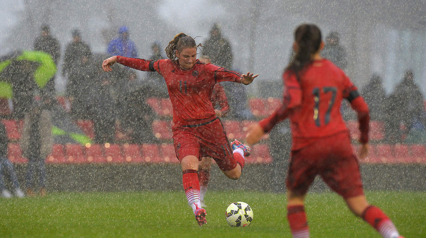 Auch im strömenden Regen behielt die deutsche Mannschaft den Überblick und schlägt England am Ende verdient mit 7:0. © 2015 Getty Images