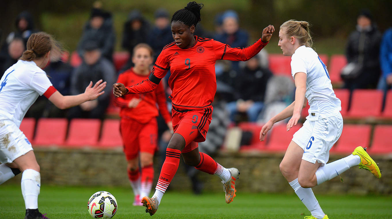 Etonam Nicole (M.) sucht stets den Abschluss und kann zwei Treffer beim 7:0-Erfolg erzielen. © 2015 Getty Images