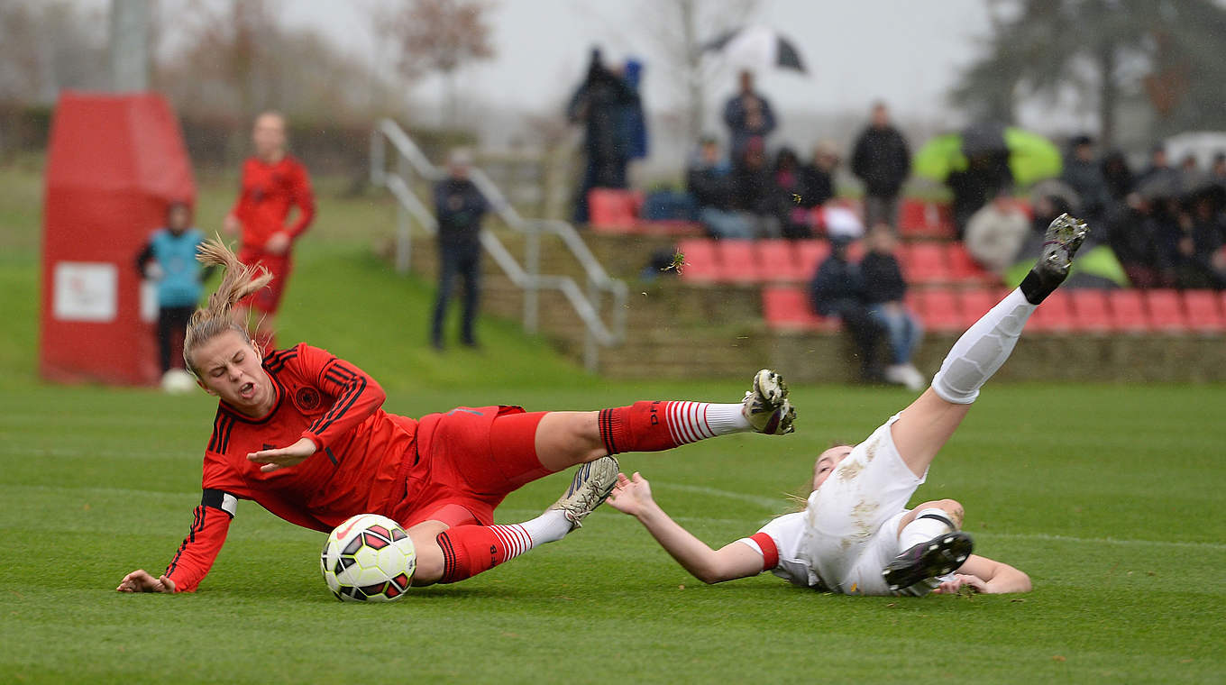 Die deutschen Juniorinnen waren heute kaum zu stoppen. Zu meist gelang das den Engländerinnen nur mit einem Foul. © 2015 Getty Images