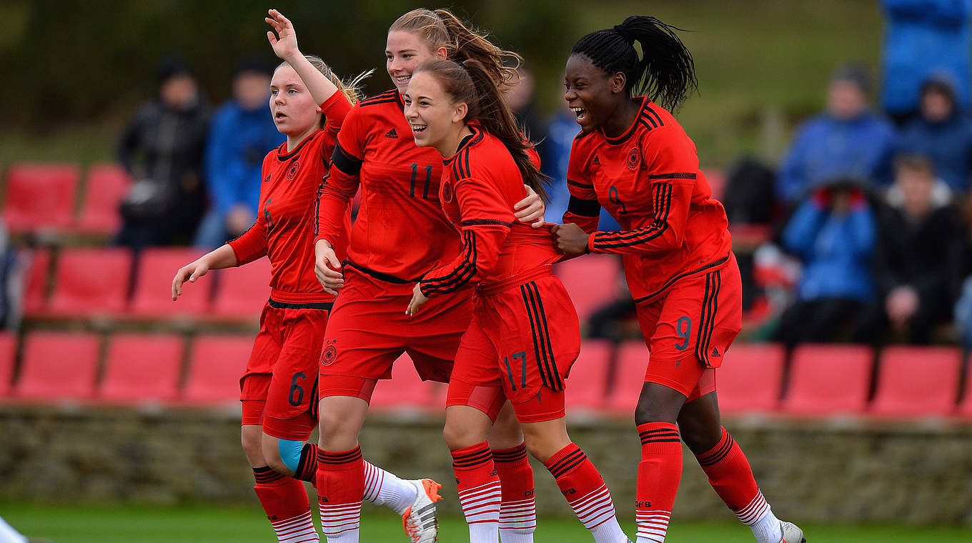 Den ersten der sieben Treffer dürfen die U16-Juniorinnen bereits nach drei Minuten feiern. Gina Chmielinski sorgt für die frühe Führung. © 2015 Getty Images