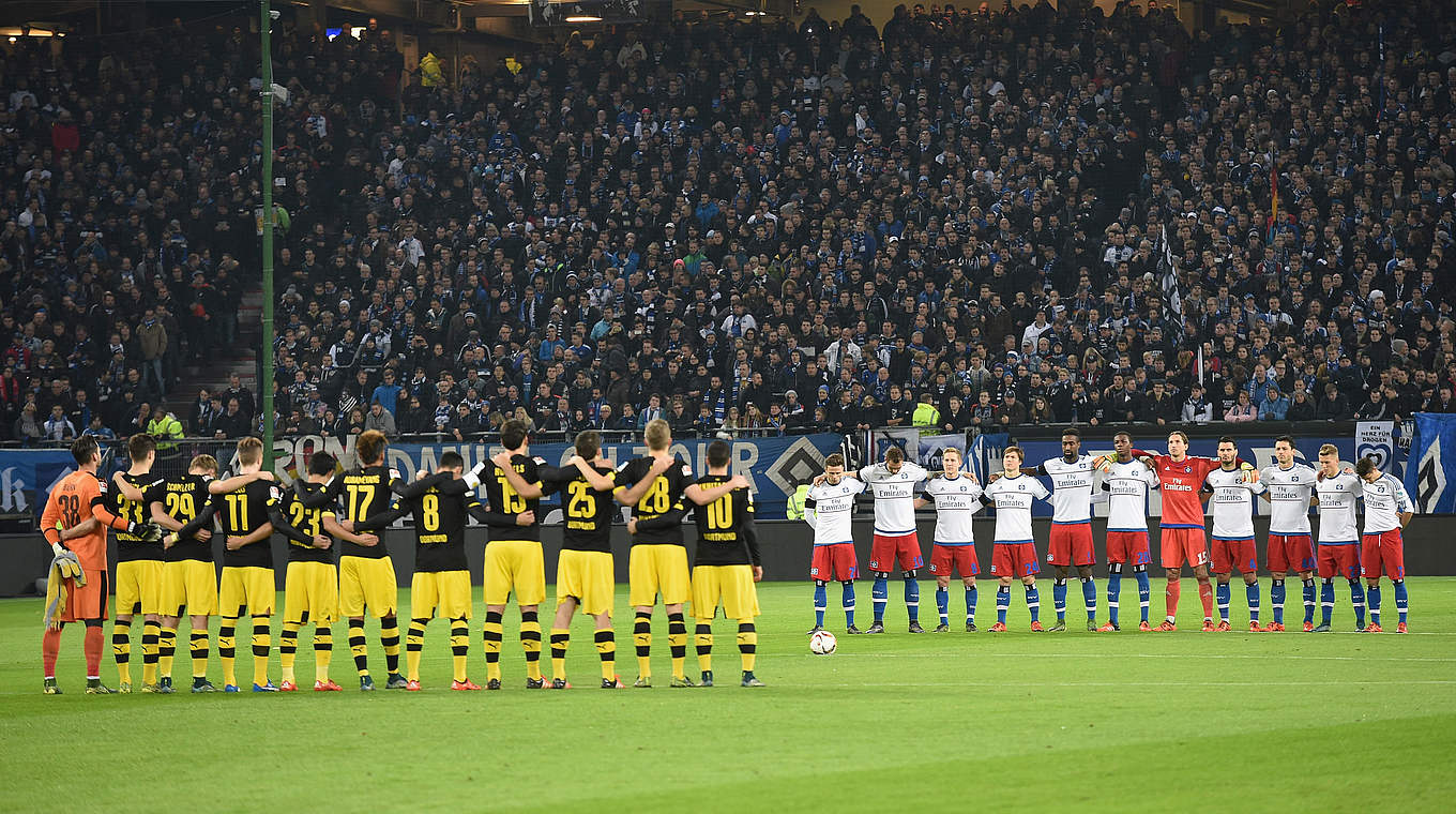 Vor dem Spiel: Spieler und Fans gedenken den Opfern von Paris in einer Schweigeminute © 2015 Getty Images