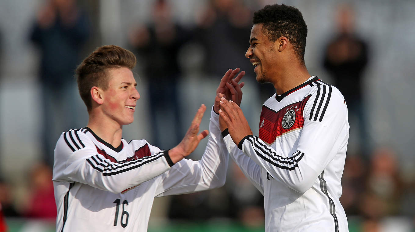 Glückwünsche zum 2:0: Julian Neiss (l.) und Torschütze Manuel Mbom klatschen sich ab © 2015 Getty Images