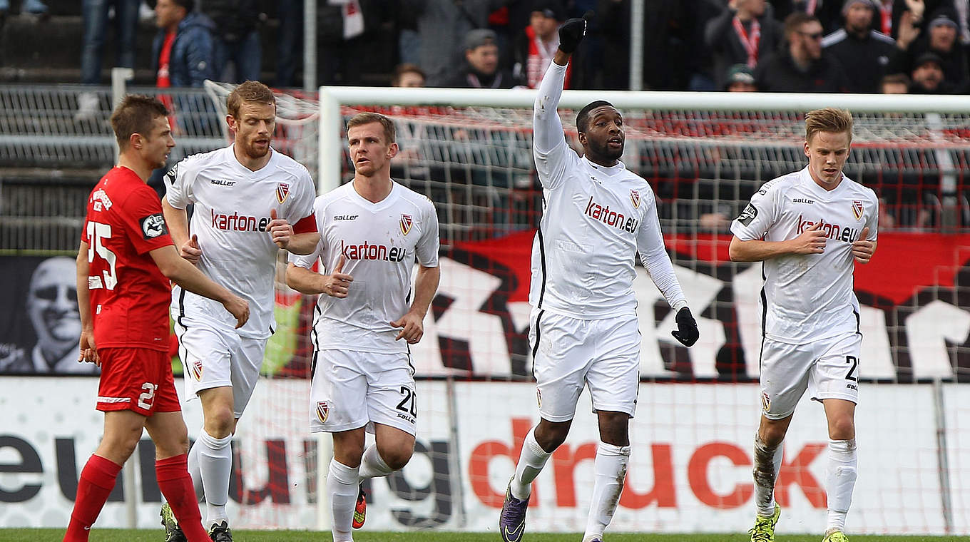 Punkt im Abstiegskampf: Cottbus (weiße Trikots) holt ein 2:2 in Würzburg © Jan Kuppert